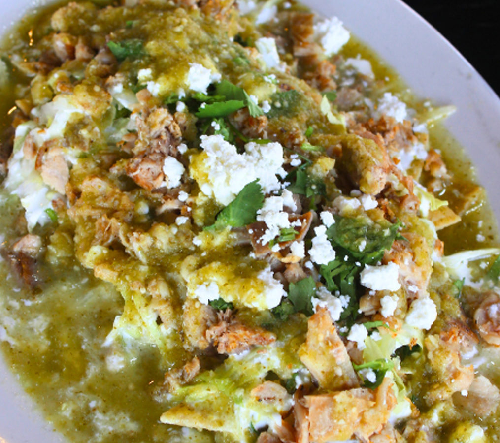 Chilaquiles verdes con carnitas o huevo